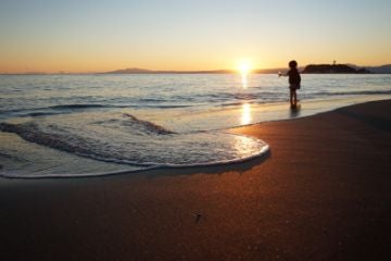 波打ち際の少女